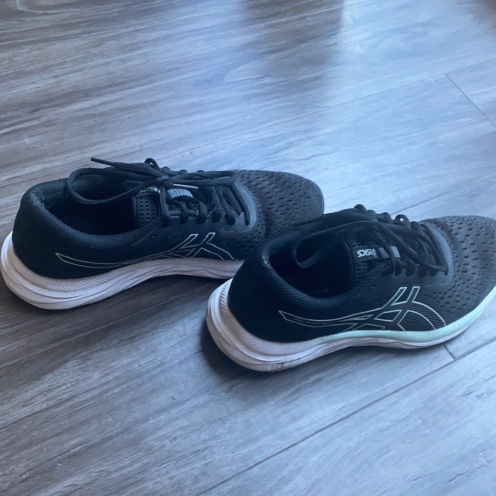 Black women’s Asics running shoes - 8